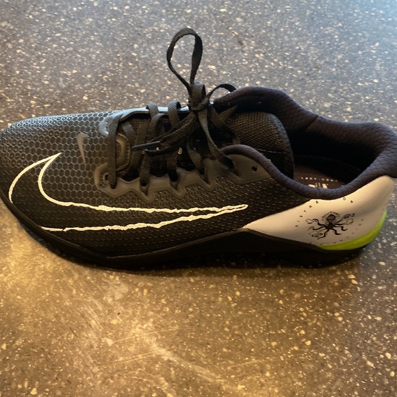 Mens Nike Tennis Shoes - Picture 4 of 5